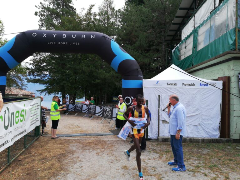 Diecimiglia 2022 Isaac Too al traguardo solitario dopo lafantastica corsa alla Diecimiglia del Garda