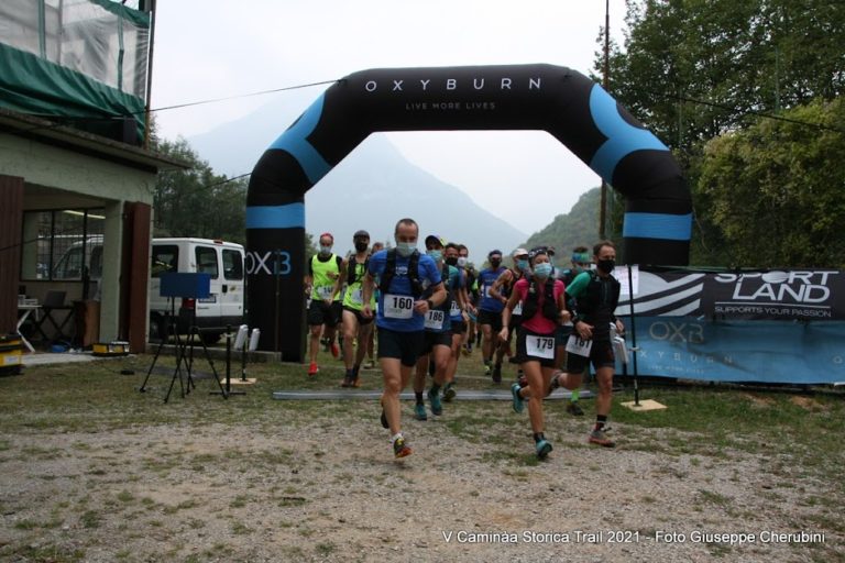 La partenza della quinta edizione della Caminaa Storica Trail a Navazzo di Gargnano (credits Giuseppe Cherubini)